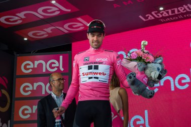 Ortisei, İtalya 25 Mayıs 2017: Ortisei bitirmek tur İtalya, 2017 sert dağına aşaması sonra podyumda en iyi binici pembe Jersey'deki Tom Doumulin.