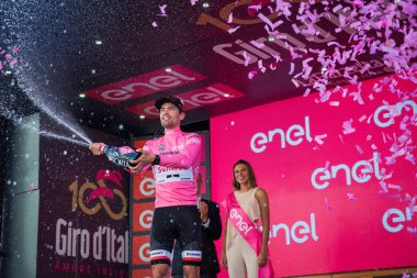 Ortisei, İtalya 25 Mayıs 2017: Ortisei bitirmek tur İtalya, 2017 sert dağına aşaması sonra podyumda en iyi binici pembe Jersey'deki Tom Doumulin.