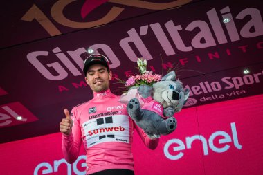 Ortisei, İtalya 25 Mayıs 2017: Ortisei bitirmek tur İtalya, 2017 sert dağına aşaması sonra podyumda en iyi binici pembe Jersey'deki Tom Doumulin.