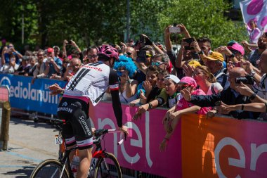 Moena, İtalya 25 Mayıs 2017: Profesyonel bisikletçi Tom Doumulin zor dağ Sahne Alanı'nda İtalya 2017, Tur Dolomites ayrılmasından önce fanlar karşılamaktadır.