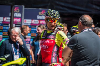 Moena, İtalya 25 Mayıs 2017: Profesyonel bisikletçi Filippo Pozzato İtalya 2017, Tur Dolomites sahnede zor dağ ayrılmasından önce bir mülakat sırasında