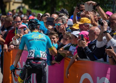 Moena, İtalya 25 Mayıs 2017: Profesyonel bisikletçi hayranları İtalya 2017, Tur Dolomites sahnede zor dağ ayrılmasından önce karşılamaktadır.