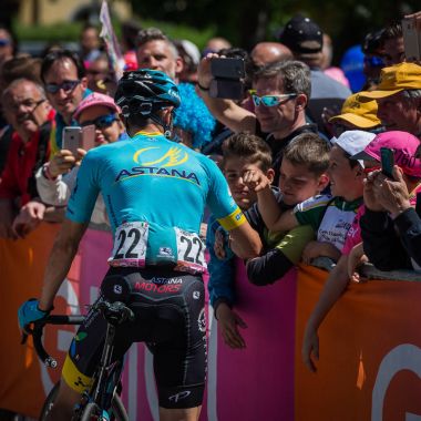 Moena, İtalya 25 Mayıs 2017: Profesyonel bisikletçi hayranları İtalya 2017, Tur Dolomites sahnede zor dağ ayrılmasından önce karşılamaktadır.