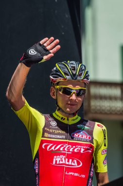 Moena, İtalya 25 Mayıs 2017: Profesyonel bisikletçi önce hareket için Dolomites İtalya tur baskı sayısı 100 sert dağ sahnede podyum imzalar hakkında.