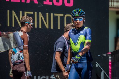 Moena, İtalya 25 Mayıs 2017: Profesyonel bisikletçi Nairo Quintana, Movistar takımda zor dağ Sahne Alanı'nda İtalya 2017, Tur Dolomites ayrılmasından önce podyum imzalar