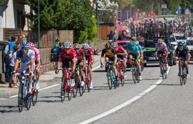 Ortisei, İtalya 25 Mayıs 2017: Grup birinde İtalya 2017 tur Dağ etapları hızlı bir iniş sırasında profesyonel bisikletçiler.