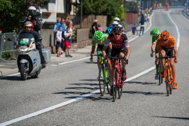 Ortisei, İtalya 25 Mayıs 2017: Grup birinde İtalya 2017 tur Dağ etapları hızlı bir iniş sırasında profesyonel bisikletçiler.