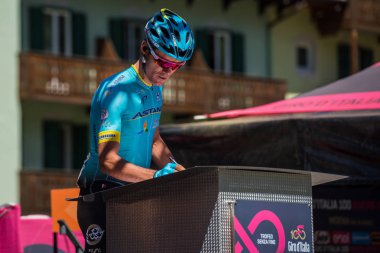 Moena, İtalya 25 Mayıs 2017: Profesyonel bisikletçi önce hareket için Dolomites İtalya tur baskı sayısı 100 sert dağ sahnede podyum imzalar hakkında.