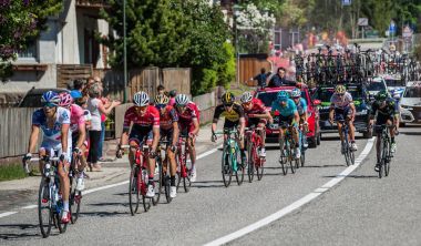 Ortisei, İtalya 25 Mayıs 2017: Grup birinde İtalya 2017 tur Dağ etapları hızlı bir iniş sırasında profesyonel bisikletçiler.