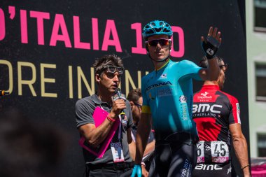 Moena, İtalya 25 Mayıs 2017: Profesyonel bisikletçi önce hareket için Dolomites İtalya tur baskı sayısı 100 sert dağ sahnede podyum imzalar hakkında.