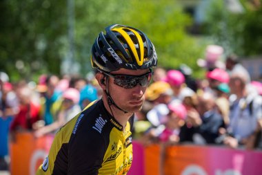 Moena, İtalya 25 Mayıs 2017: Profesyonel bisikletçi önce hareket için Dolomites İtalya tur baskı sayısı 100 sert dağ sahnede podyum imzalar hakkında.