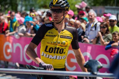 Moena, İtalya 25 Mayıs 2017: Profesyonel bisikletçi önce hareket için Dolomites İtalya tur baskı sayısı 100 sert dağ sahnede podyum imzalar hakkında.