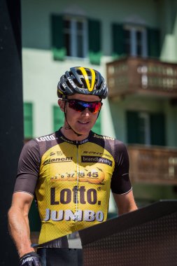 Moena, İtalya 25 Mayıs 2017: Profesyonel bisikletçi önce hareket için Dolomites İtalya tur baskı sayısı 100 sert dağ sahnede podyum imzalar hakkında.