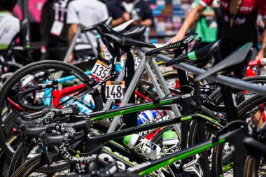 Moena, İtalya 25 Mayıs 2017: Profesyonel bisikletçiler ve podyum imzalar önce hareket zor dağ sahne yakınındaki bisikletle Dolomites İtalya tur baskı sayısı 100