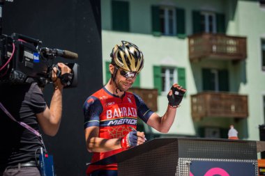 Moena, İtalya 25 Mayıs 2017: Profesyonel bisikletçi önce hareket için Dolomites İtalya tur baskı sayısı 100 sert dağ sahnede podyum imzalar hakkında.