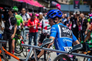 Moena, İtalya 25 Mayıs 2017: Profesyonel bisikletçiler ve podyum imzalar önce hareket zor dağ sahne yakınındaki bisikletle Dolomites İtalya tur baskı sayısı 100