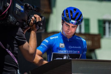 Moena, İtalya 25 Mayıs 2017: Profesyonel bisikletçi Mikel Landa, mavi Jersey, İtalya 2017, Tur Dolomites sahnede zor dağ ayrılmasından önce podyum imzalar hakkında.