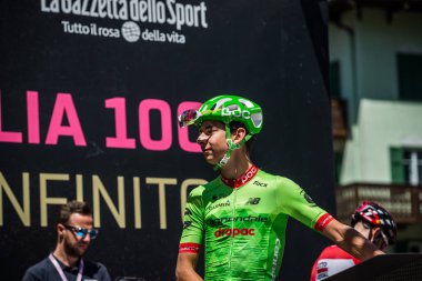 Moena, İtalya 25 Mayıs 2017: Profesyonel bisikletçi Davide Formolo, Cannondale takımda zor dağ Sahne Alanı'nda İtalya 2017, Tur Dolomites ayrılmasından önce podyum imzalar