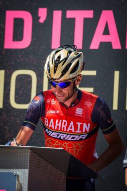 Moena, İtalya 25 Mayıs 2017: Profesyonel bisikletçi Vincenzo Nibali, podyum imzalar İtalya 2017, Tur Dolomites sahnede zor dağ ayrılmasından önce Kuveyt Merida takımda