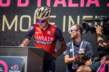 Moena, İtalya 25 Mayıs 2017: Profesyonel bisikletçi Vincenzo Nibali, podyum imzalar İtalya 2017, Tur Dolomites sahnede zor dağ ayrılmasından önce Kuveyt Merida takımda