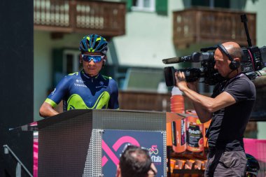 Moena, İtalya 25 Mayıs 2017: Profesyonel bisikletçi Nairo Quintana, Movistar takımda zor dağ Sahne Alanı'nda İtalya 2017, Tur Dolomites ayrılmasından önce podyum imzalar