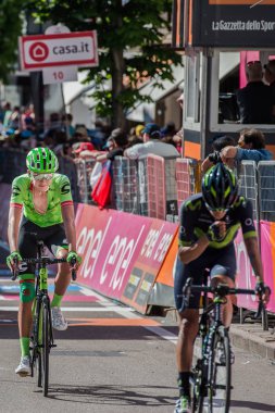 Ortisei, İtalya 25 Mayıs 2017: Profesyonel bisikletçi yorgun bitiş çizgisine Ortisei bitirmek tur İtalya, 2017 sert dağına aşaması sonra geçer.