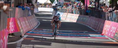 Ortisei, İtalya 25 Mayıs 2017: Profesyonel bisikletçi yorgun bitiş çizgisine Ortisei bitirmek tur İtalya, 2017 sert dağına aşaması sonra geçer.