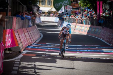 Ortisei, İtalya 25 Mayıs 2017: Profesyonel bisikletçi yorgun bitiş çizgisine Ortisei bitirmek tur İtalya, 2017 sert dağına aşaması sonra geçer.