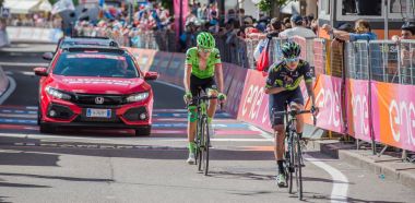 Ortisei, İtalya 25 Mayıs 2017: Profesyonel bisikletçi yorgun bitiş çizgisine Ortisei bitirmek tur İtalya, 2017 sert dağına aşaması sonra geçer.