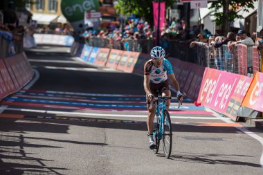 Ortisei, İtalya 25 Mayıs 2017: Profesyonel bisikletçi yorgun bitiş çizgisine Ortisei bitirmek tur İtalya, 2017 sert dağına aşaması sonra geçer.