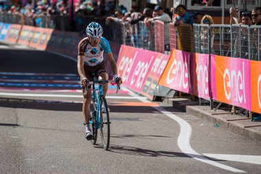 Ortisei, İtalya 25 Mayıs 2017: Profesyonel bisikletçi yorgun bitiş çizgisine Ortisei bitirmek tur İtalya, 2017 sert dağına aşaması sonra geçer.