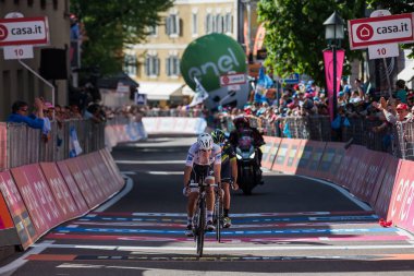 Ortisei, İtalya 25 Mayıs 2017: İtalya tur 2017 olan bir yokuş yukarı bir sert dağına sahne bitirdikten sonra Ortisei profesyonel bisikletçiler Bob Jungels yorgun bitiş çizgisine geçer.