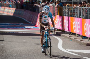 Ortisei, İtalya 25 Mayıs 2017: Profesyonel bisikletçi yorgun bitiş çizgisine Ortisei bitirmek tur İtalya, 2017 sert dağına aşaması sonra geçer.