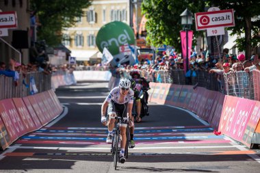 Ortisei, İtalya 25 Mayıs 2017: İtalya tur 2017 olan bir yokuş yukarı bir sert dağına sahne bitirdikten sonra Ortisei profesyonel bisikletçiler Bob Jungels yorgun bitiş çizgisine geçer.