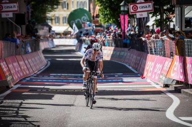 Ortisei, İtalya 25 Mayıs 2017: İtalya tur 2017 olan bir yokuş yukarı bir sert dağına sahne bitirdikten sonra Ortisei profesyonel bisikletçiler Bob Jungels yorgun bitiş çizgisine geçer.