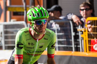 Ortisei, İtalya 25 Mayıs 2017: Profesyonel bisikletçi yorgun bitiş çizgisine Ortisei bitirmek tur İtalya, 2017 sert dağına aşaması sonra geçer.