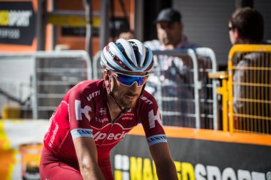 Ortisei, İtalya 25 Mayıs 2017: Profesyonel bisikletçi yorgun bitiş çizgisine Ortisei bitirmek tur İtalya, 2017 sert dağına aşaması sonra geçer.