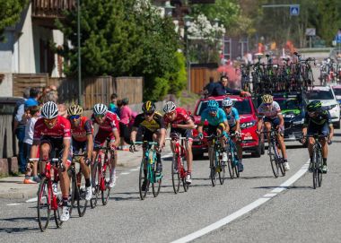 Ortisei, İtalya 25 Mayıs 2017: Grup birinde İtalya 2017 tur Dağ etapları hızlı bir iniş sırasında profesyonel bisikletçiler.