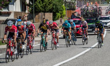 Ortisei, İtalya 25 Mayıs 2017: Grup birinde İtalya 2017 tur Dağ etapları hızlı bir iniş sırasında profesyonel bisikletçiler.