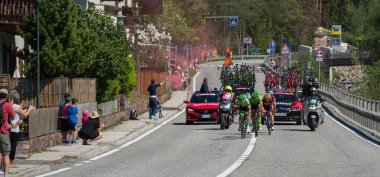 Ortisei, İtalya 25 Mayıs 2017: Profesyonel bisikletçiler, grubuyla bir tur İtalya 2017 Dağ etapları hızlı bir iniş sırasında Davide Fromolo.