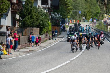 Ortisei, İtalya 25 Mayıs 2017: Bob Jungels bir tur İtalya 2017 Dağ etapları hızlı bir iniş sırasında beyaz mayoyu profesyonel bisikletçiler, grupla.