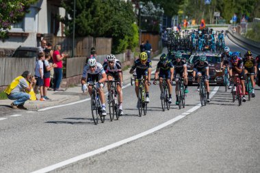 Ortisei, İtalya 25 Mayıs 2017: Bob Jungels bir tur İtalya 2017 Dağ etapları hızlı bir iniş sırasında beyaz mayoyu profesyonel bisikletçiler, grupla.