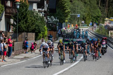 Ortisei, İtalya 25 Mayıs 2017: Bob Jungels bir tur İtalya 2017 Dağ etapları hızlı bir iniş sırasında beyaz mayoyu profesyonel bisikletçiler, grupla.
