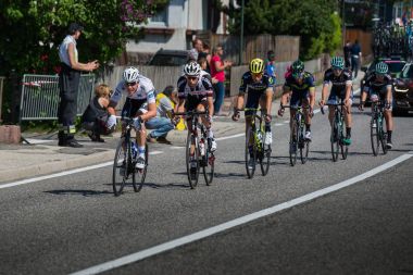 Ortisei, İtalya 25 Mayıs 2017: Bob Jungels bir tur İtalya 2017 Dağ etapları hızlı bir iniş sırasında beyaz mayoyu profesyonel bisikletçiler, grupla.