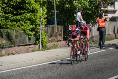 Ortisei, İtalya 25 Mayıs 2017: Grup birinde İtalya 2017 tur Dağ etapları hızlı bir iniş sırasında profesyonel bisikletçiler.