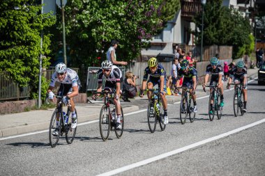 Ortisei, İtalya 25 Mayıs 2017: Bob Jungels bir tur İtalya 2017 Dağ etapları hızlı bir iniş sırasında beyaz mayoyu profesyonel bisikletçiler, grupla.