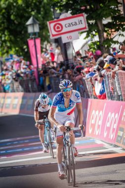 Ortisei, İtalya 25 Mayıs 2017: Profesyonel bisikletçi yorgun bitiş çizgisine Ortisei bitirmek tur İtalya, 2017 sert dağına aşaması sonra geçer.