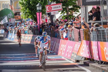 Ortisei, İtalya 25 Mayıs 2017: Profesyonel bisikletçi yorgun bitiş çizgisine Ortisei bitirmek tur İtalya, 2017 sert dağına aşaması sonra geçer.