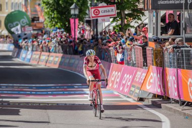 Ortisei, İtalya 25 Mayıs 2017: Profesyonel bisikletçi yorgun bitiş çizgisine Ortisei bitirmek tur İtalya, 2017 sert dağına aşaması sonra geçer.