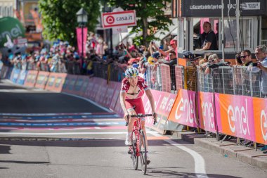 Ortisei, İtalya 25 Mayıs 2017: Profesyonel bisikletçi yorgun bitiş çizgisine Ortisei bitirmek tur İtalya, 2017 sert dağına aşaması sonra geçer.